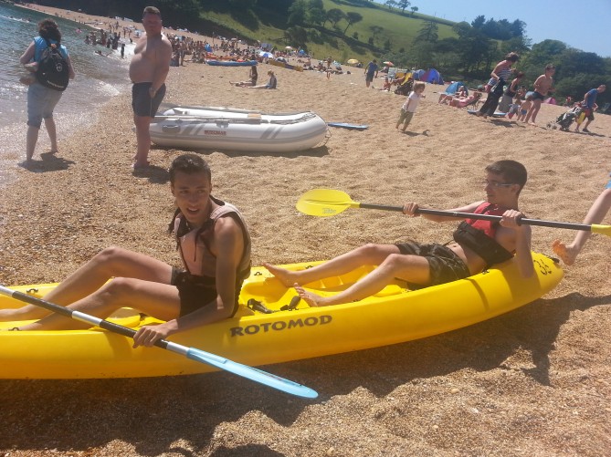En Kayak en la playa de Blackpool Sands