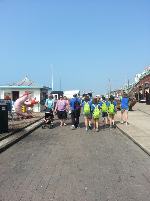 Caminando por el paseo hasta "The lanes". A la izquierda, antes de entrar en la playa, hay varios puesto de comida (especialmente pescado, marisco...) y a la derecha algunas tiendas de cuadros y souvenirs. Tambie'n se encuentra en este paseo el museo de pesca de la ciudad