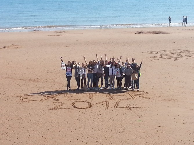 Grupo de TEC idiomes y franceses en la playa de Torquay