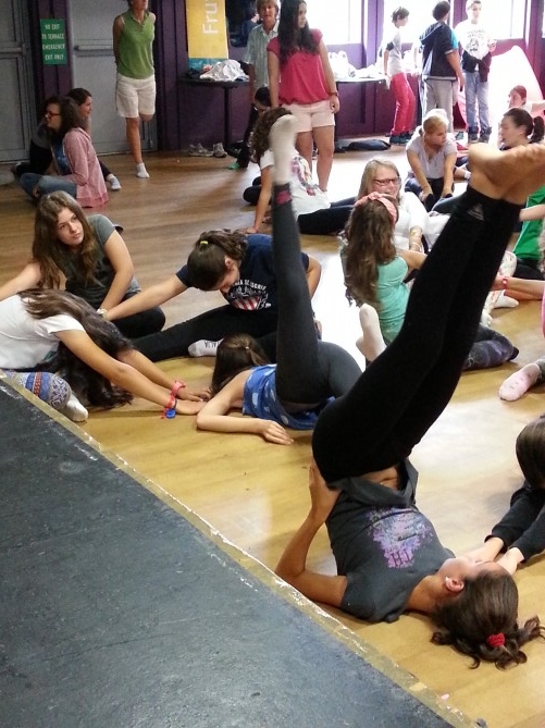Nuestras alumnas haciendo la actividad de Yoga