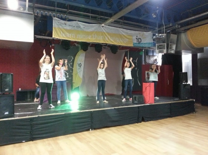 Las alumnas de TEC Idiomes ensayando la coreografía para esta noche