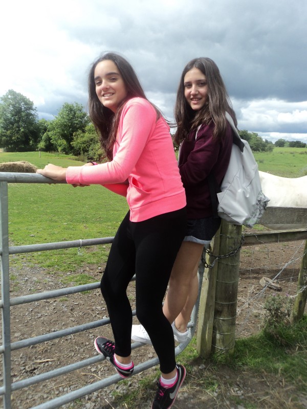 Tania y Eva en Causey Farm