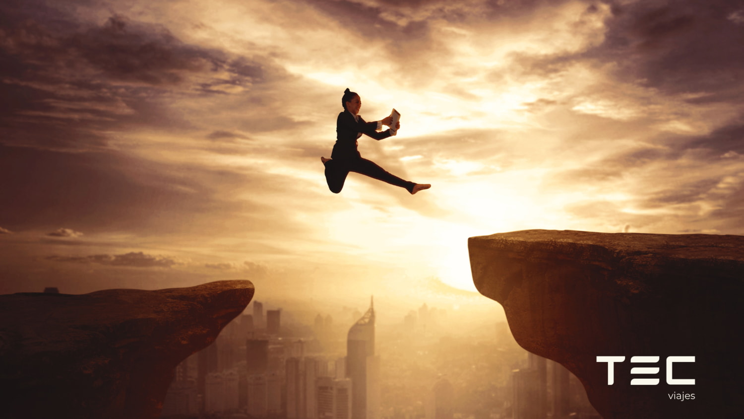Imagen inspiradora de una joven dando un gran salto entre dos acantilados al atardecer, simbolizando el inicio de una nueva aventura con TEC Idiomas.